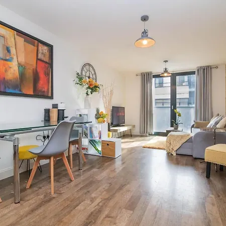 Vibrant 2 Bed 2 Bath Free Parking In Chinatown Birmingham